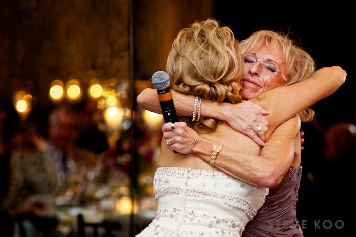 bride-mom-hugging