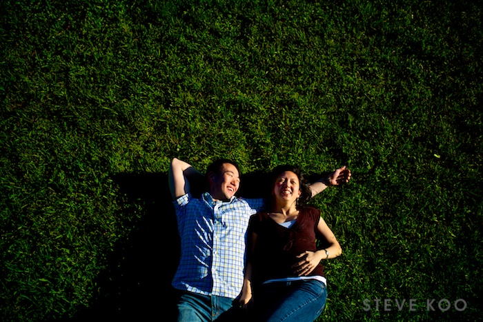 engagement-photos-in-grass