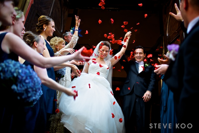 wedding-throwing-flowers