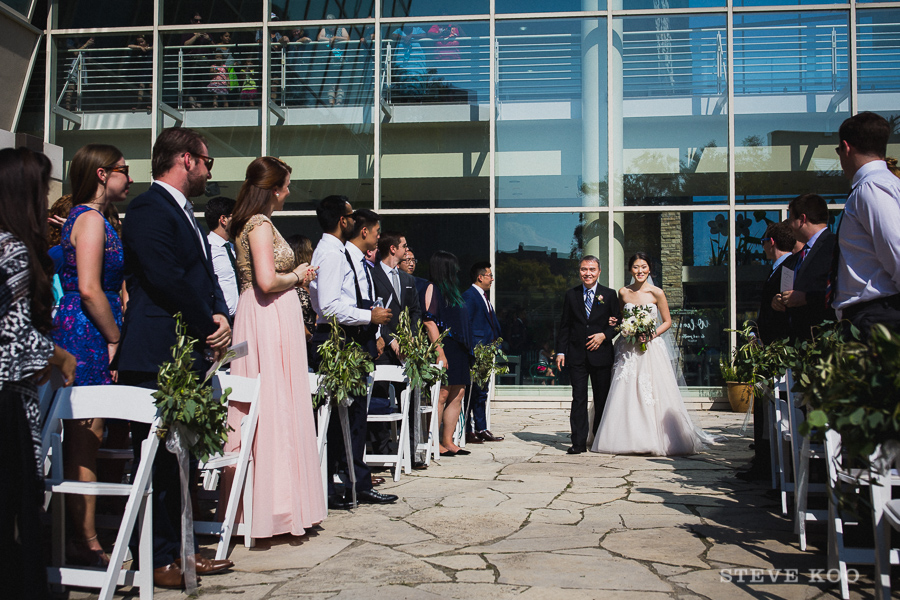 notebaert-nature-museum-outdoor-wedding-ceremony-02