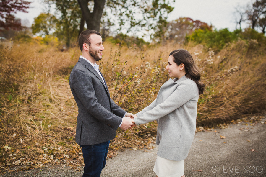 fall-lincolnpark-engagement-photo-02