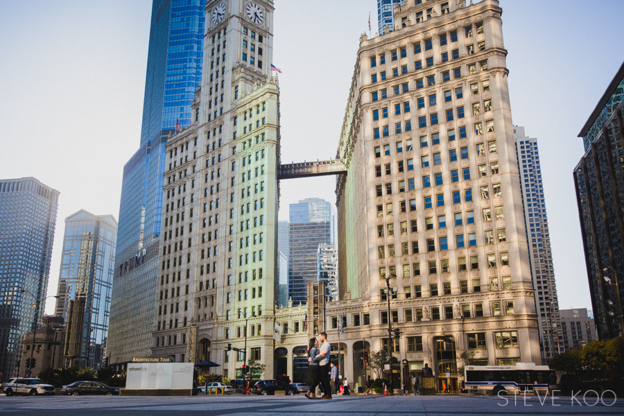 downtown-chicago-engagement-picture-04